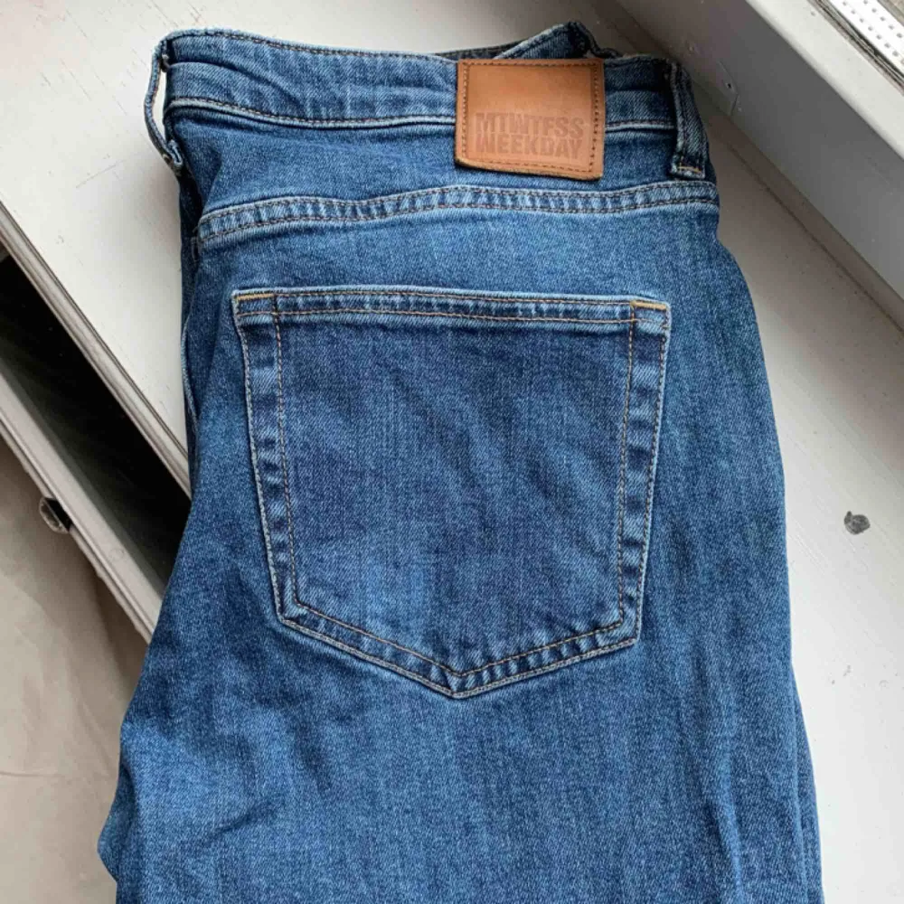 Supersnygga jeans i modellen beat mid standard från weekday. Bekvämaste byxorna! Jättebra skick, knappt använda . Jeans & Byxor.