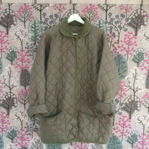  - 250 FRAKT INGÅR. Snygg oversize jacka som inte får va ute i ljuset så mkt som den förtjänar. Inte jättevarm men har en nån tjock tröja under kan den användas på både vår och höst. Pris kan diskuteras också!! 