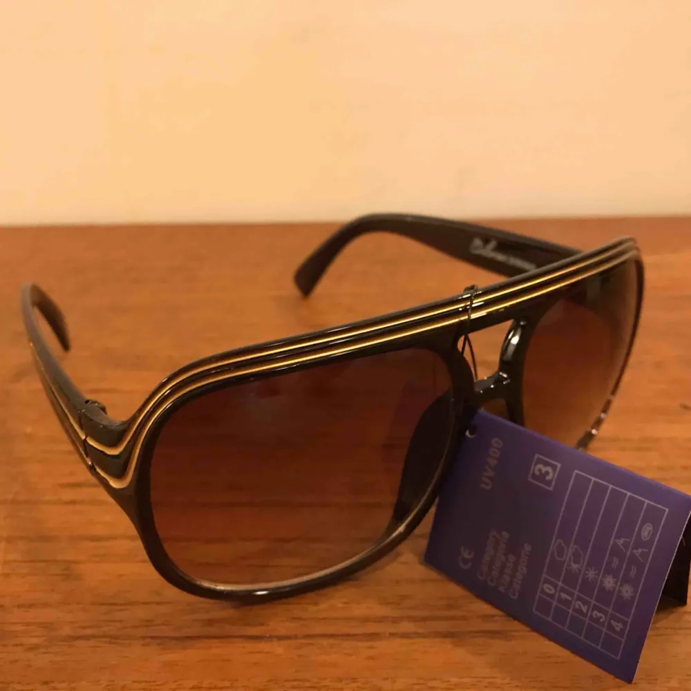 Nya solglasögon från Colorez i ”2 stripe” modell, skickar med ett fodral från Colorez. Betalning sker enklast med Swish 30:- plus frakt 9:- =39:- totalt. Accessoarer.