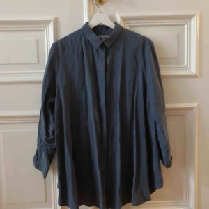  - Fin blå skjorta från cos! Kan mötas upp i Gbg annars tillkommer frakt✨