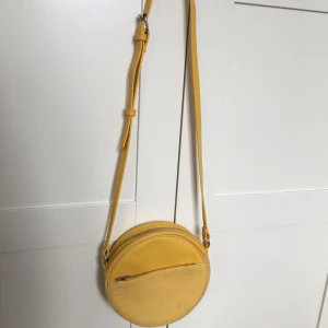  - Gul handväska från H&M, nypris 149kr. Som ny, knappt använd. Möts upp i Sthlm eller skickas mot fraktkostnad. 