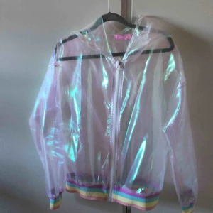  - 🌈holographic jacka 🌈 Använder den inte då jag har för många jackor, kanten på tyget känns lite vid sömmarna men inget jag stört mig något vidare på.   Köparen står för frakten. 
