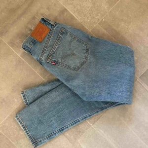  - Levis 501 i modellen . Endast använda vid ett tillfälle- nyskick. Storlek 25 men passar från 24-26 beroende på hur man vill att dem sitter. Är själv en 34/25. 