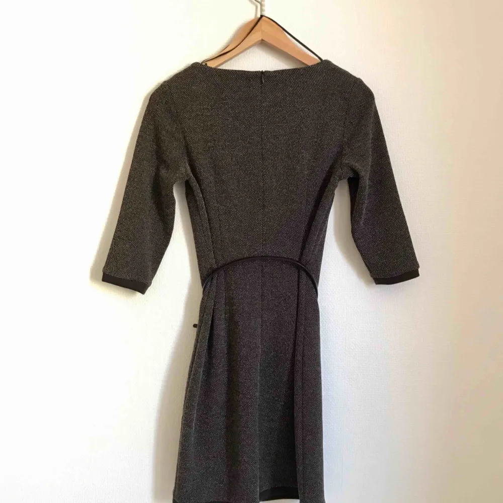 Fin vintage-inspirerad klänning från Esprit. Inköpt för tre år sedan. Aldrig använd. Säljes inkl bälte som hör till klänningen.. Klänningar.