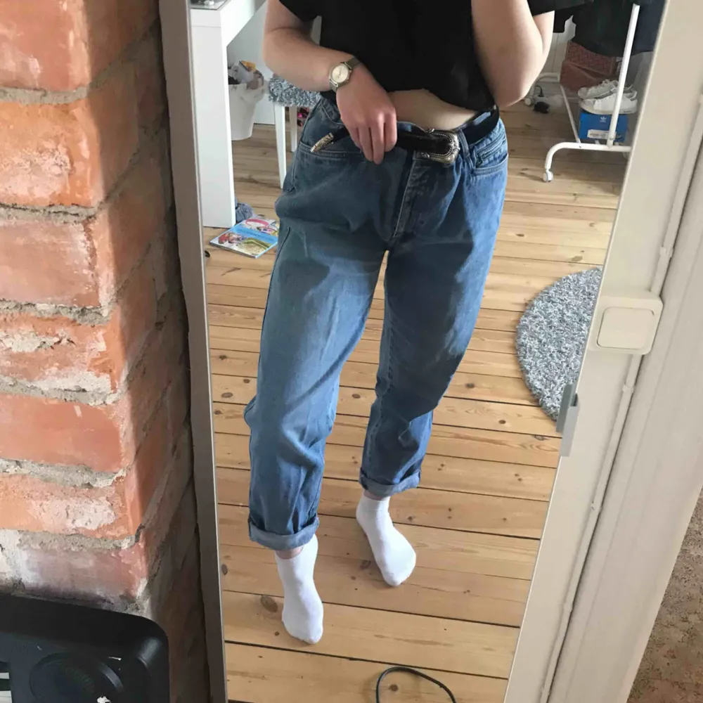 Supersnygga byxor från second-hand. Mom-jeans modell, skitsnygg tvätt. Storlek L. 120kr inkl frakt eller möts upp i Falun💕 Tar betalt via Swish📲. Jeans & Byxor.