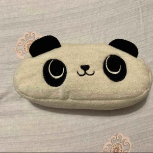  - Nessersär / sminkväska , finns i Odenplan Stockholm, 20kr för porto.  