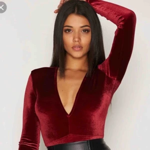  - Säljer den här vinröda bodyn i sammet. Använd en gång. Det är stringbody.