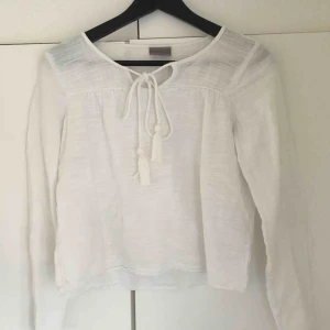  - Vit blus i bra skick, storlek XS