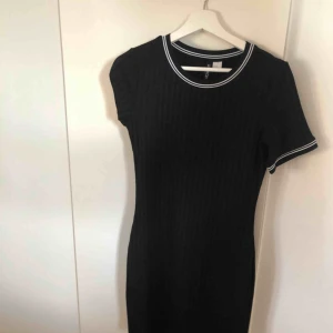  - Skitsnygg svart ribbad klänning baseball från h&m ett åtsittande och trendigt plagt som passar likaväl till sneakers som klackar. Aldrig använt!