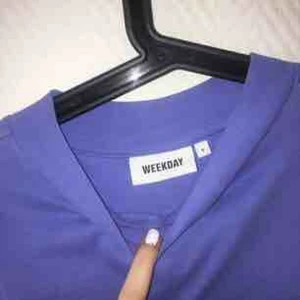  - Lila tshirt från weekday, knappt använd o säljes därför ☺️