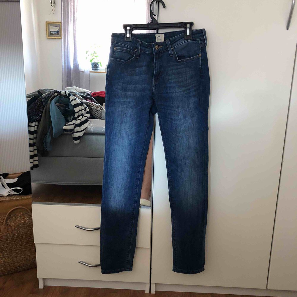 Äkta lee jeans, för korta för mig. Frakt tillkommer.. Jeans & Byxor.