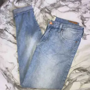 Stretchiga Lee jeans i storlek: S. Sitter superfint på och formar sig bra! Nyskick!💕