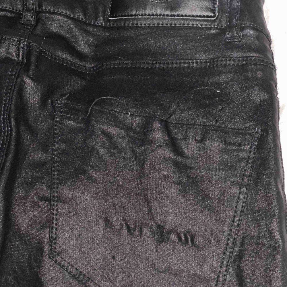 Skinnbyxor från veromoda, skada på höger bakficka . Jeans & Byxor.