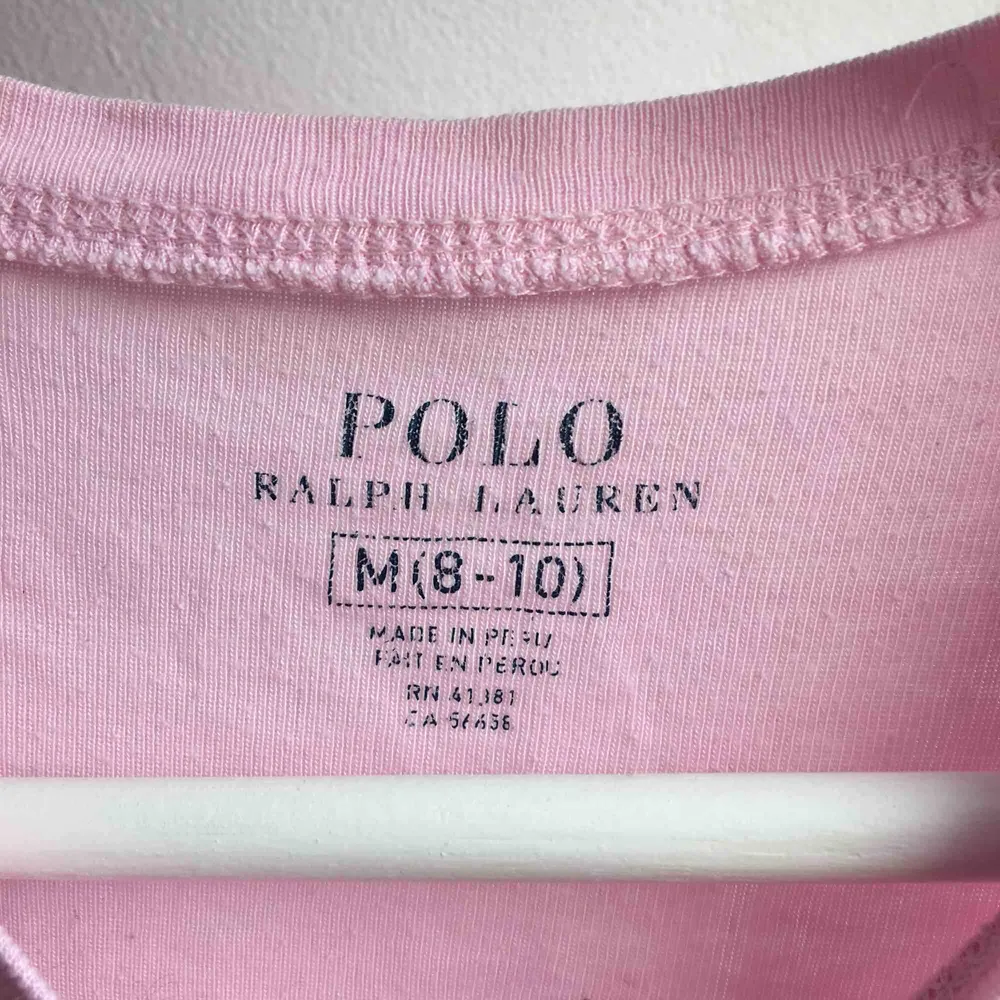 Ljusrosa Polo Ralph Lauren t-shirt i storlek 8-10 år ca xxs. Fint skick. T-shirts.