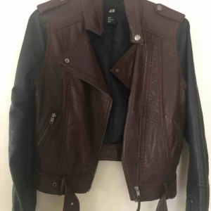  - Vinröd skinnjacka med svarta armar och bälte :)