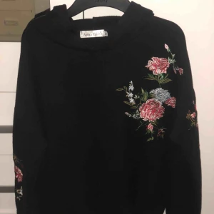  - Den sitter mer som en S!! Broderad hoodie! Frakt tillkommer!