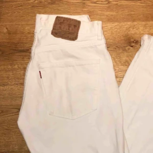  - Ettt par snygga 501:or från Levis. Köpta på beyond retro för 430kr. Lappen är inte bortklippt utan är bara vikt. Står ingen storlek men skulle gissa på W28/29. Möts upp eller så står köparen för frakt. 