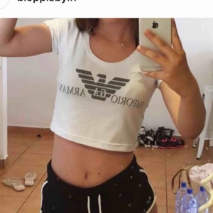  - Jag säljer min Armani ”croptop” i storlek XS/S 