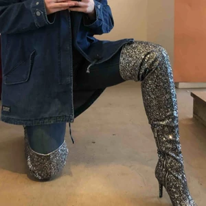  - Sjukt snygga overknee-sparkle boots från Nelly. Måttligt använda men bra kvalité, går att vika ned med. Möts upp i Stockholm eller så står köparen för frakt 