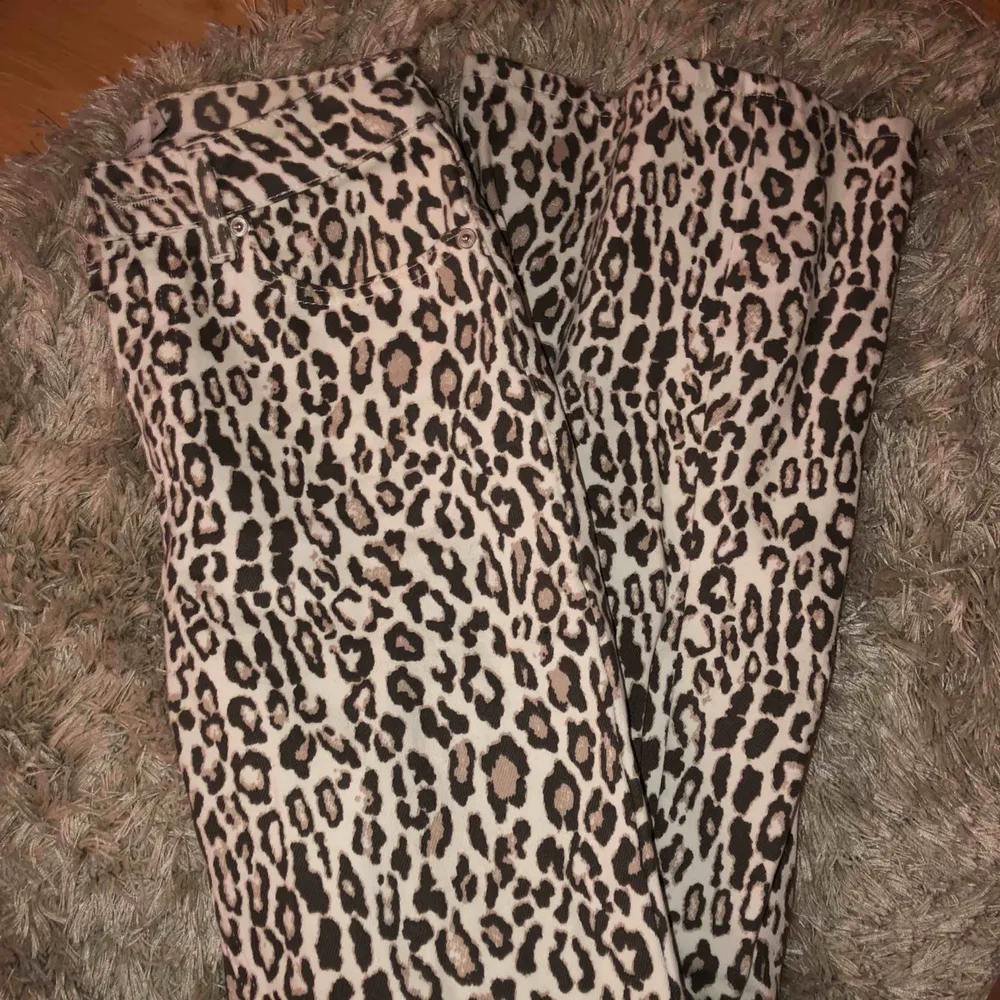 Leopardbyxor med utsvängda ben från nakd. Säljer eftersom dem är för små för mig. Frakt 30kr.. Jeans & Byxor.
