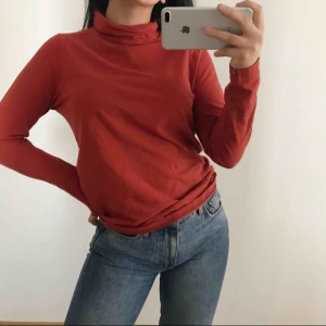  - Ett super snygg röd polo tröja, jag personligen har storlek S & så sitter den på mig.