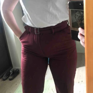  - Vinröda chinos från asos med inbyggt skärp