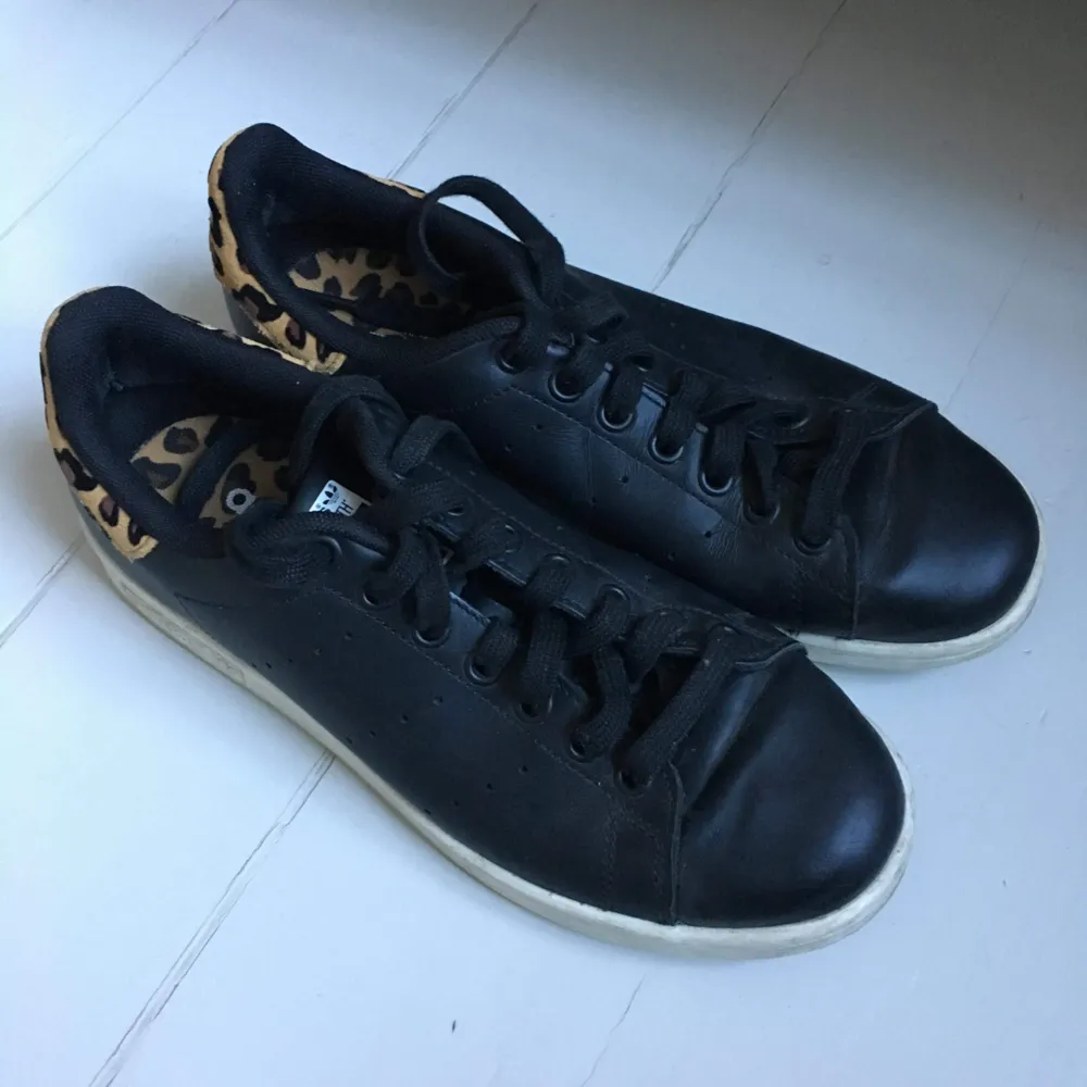 Original Adidas Stan Smith sneakers med leoparsmönster på bakkappan. Så snygga men skorna är lite för små och de säljs pga det, är i jättefint skick och ett par bekväma skor! Möts upp i Stockholm 🎈. Skor.