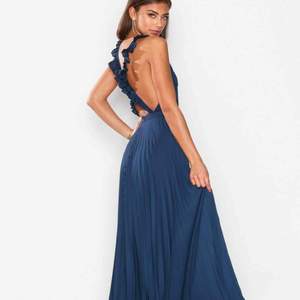 Perfekt balklänning från NLY Eve. Mörkblå klänning med dragkedja baktill, aldrig använd. Säljer pågrund av felköp. 
