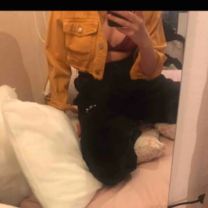  - Gul jeansjacka, perfa till våren! Köpte den för drygt 700kr i Florida på Pacsun, Kylie och Kendalls collection!! Använd fåtal gånger, den är som ny!! Kan mötas i Sthlm, kramkram🌸