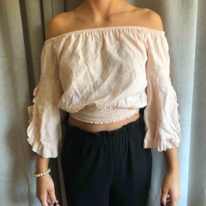  - Ljusrosa off shoulder topp från Bershka. Köparen står för frakten!