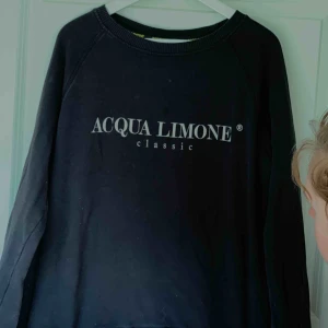  - En oversized Aqua limonetröja använd några gånger men fint skick och väldigt skön😊 ordinarie pris 899kr