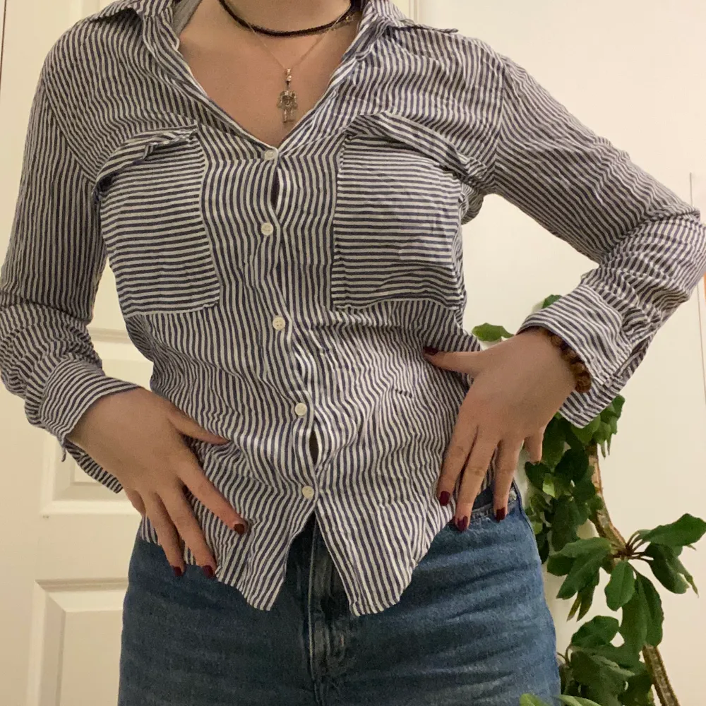 Skitsnygg och tunn skjorta från ZARA Woman. Blå och vit randig. Storlek S men jag tycker att den är mer en XS. Köpt secondhand men aldrig använd av mig. 70 kr + frakt!. Paidat.