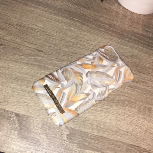 Ideal of sweden skal - Hej! Jag säljer nu mitt ideal of sweden skal för iPhone 6/6s/7/8. I använt skick. Lite repig men inget som syns så mycket. Lite smutsig inuti men går att tvätta.