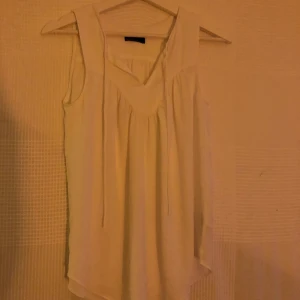 Söt vit blus - Köparen betalar ev. frakt. Kan mötas upp i Stockholm C.