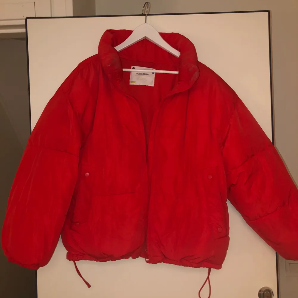 Jätte snygg röd puff-jacka från Pull&bear. Använd några få gånger. Varm och skön. Bra skick. Frakt tillkommer. Den passar både M,L och Xl beroende på hur stor och puffig man vill ha den :). Jackor.