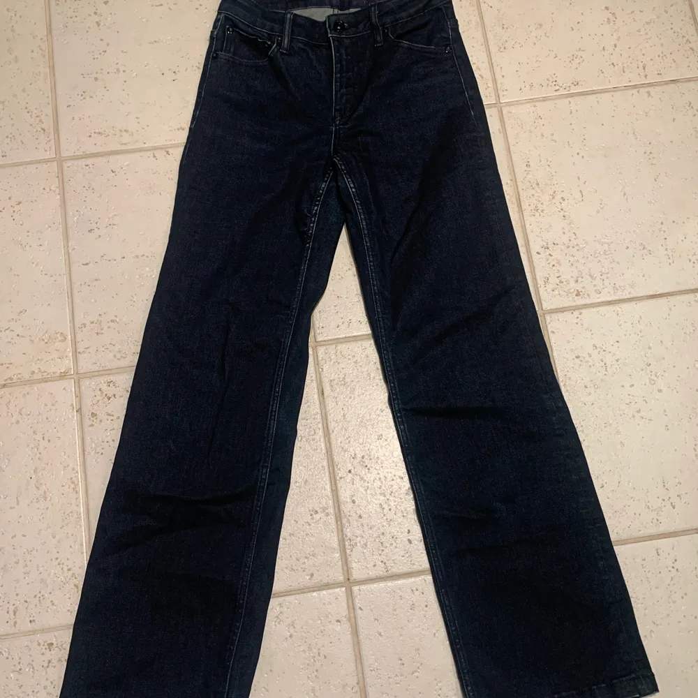 Säljer dessa jeans då dem tyvärr är lite för små för mig. På mig som är 163 går dom ner till fötterna, riktigt snygg passform men tyvärr för någon som är lite mindre än mig😊. Jeans & Byxor.