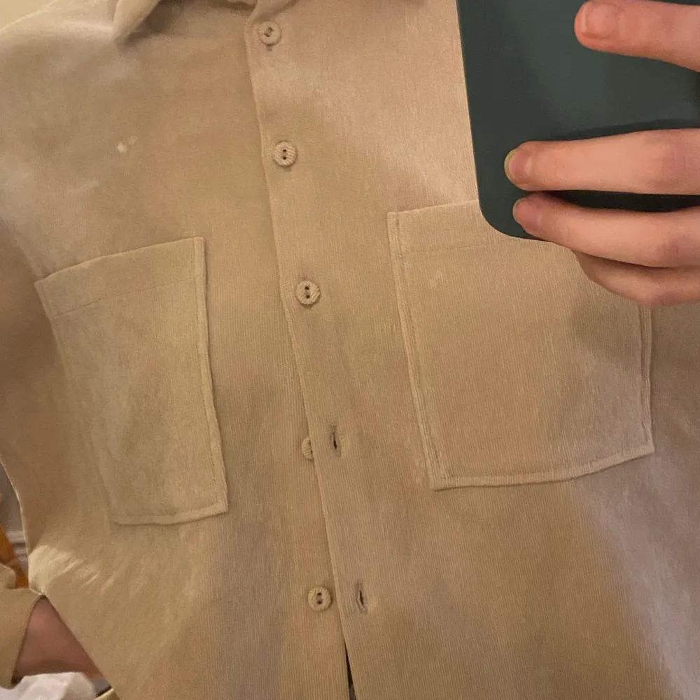 En Oversized skjorta från zara i ett tunt manchestertyg. Perfekt att ha över en tunnare topp eller bara som den är.. Skjortor.