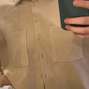 Manchesterskjorta från Zara - En Oversized skjorta från zara i ett tunt manchestertyg. Perfekt att ha över en tunnare topp eller bara som den är.