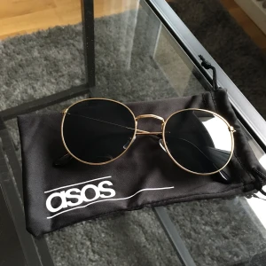 Solglasögon ASOS - Supersnygga solglasögon köpta nyligen på Asos. Säljer pga har fler av samma modell. Helt oanvända, endast testade!