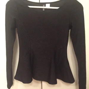  - Svartglittrig peplumtopp, supersnygg passform! (mycket glittrigare än vad som syns på bilden)