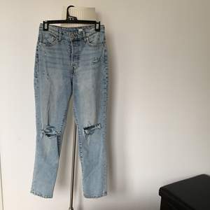 Slitna mom jeans från hm i storlek 36 i mycket bra skick då de endast är använda två gånger. Säljer för att de inte kommer till användning. 