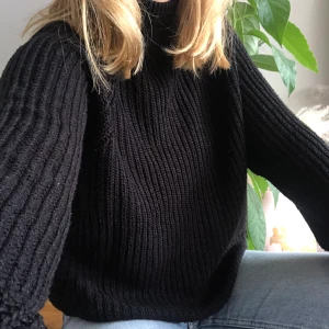 stickad tröja - svart stickad tröja med polo, fett najs 💗🤍