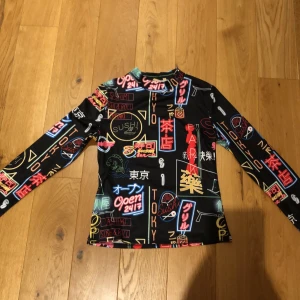 Svart långärmad tröja  - Använd en gång, frakten ingår i priset 