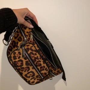Magväska - Magväska med leopardprint