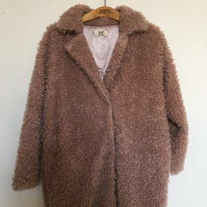 ROSA FLUFFIG HÖSTJACKA 💗 - Rosa fluffig kappa. Perfekt till hösten! Uppskattningsvis storlek M. 150 kr plus porto. 💗