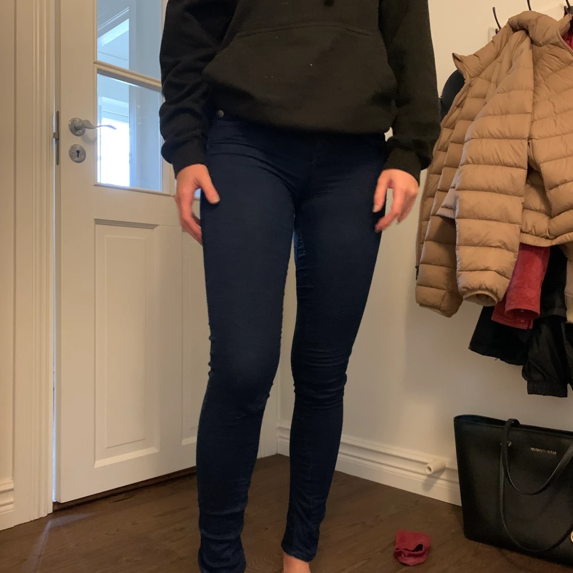 Mörkblåa jeans. - 90