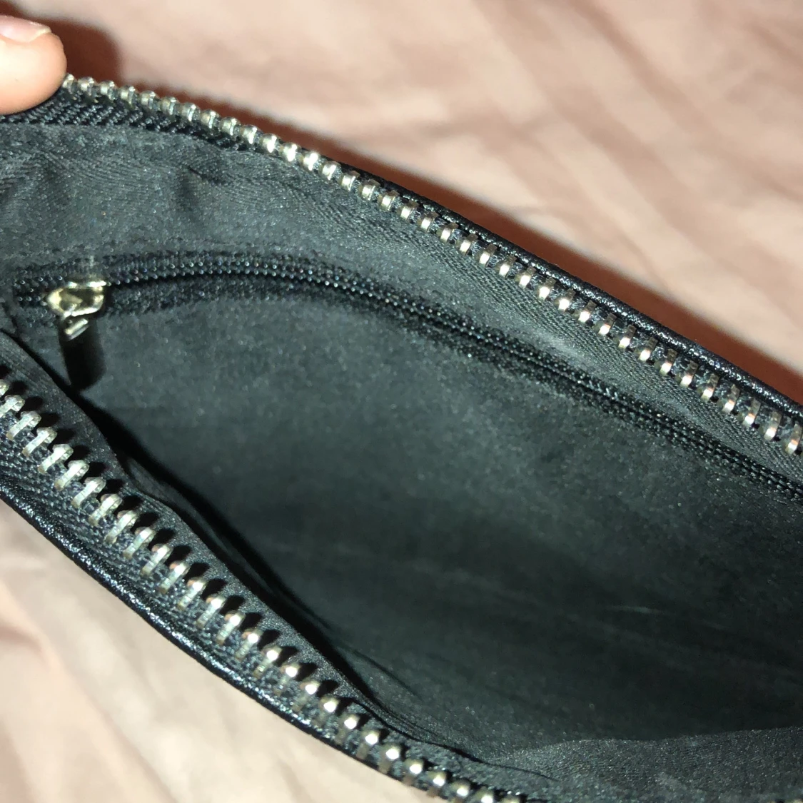 En väska/plånbok  - 90