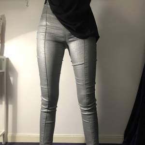 Säljer mina as balla silver byxor/jeans. Jätte sköna på, använd 3 gånger. Det är en slits längst ner på byxan, i storlek 32/34.