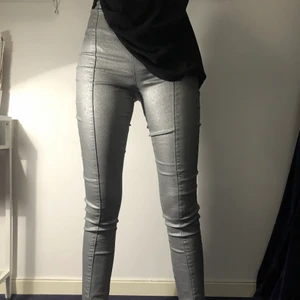Silver byxor - Säljer mina as balla silver byxor/jeans. Jätte sköna på, använd 3 gånger. Det är en slits längst ner på byxan, i storlek 32/34.