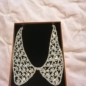 Krage  - Krage/halsband i strass. Perfekt på en enkel t-shirt eller klänning. Nytt med lappar kvar. 